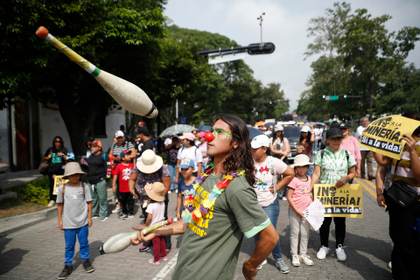 Salvadoreños rechazan la minería y piden la derogación de ley en el Día del Medio Ambiente