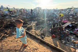 Bombardeo israelí anoche en Gaza destruyó más de 100 de tiendas de campaña de desplazados