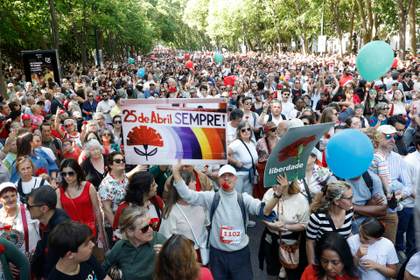 Miles de portugueses celebran el 25 de abril, que "no solo es pasado, sino también futuro"