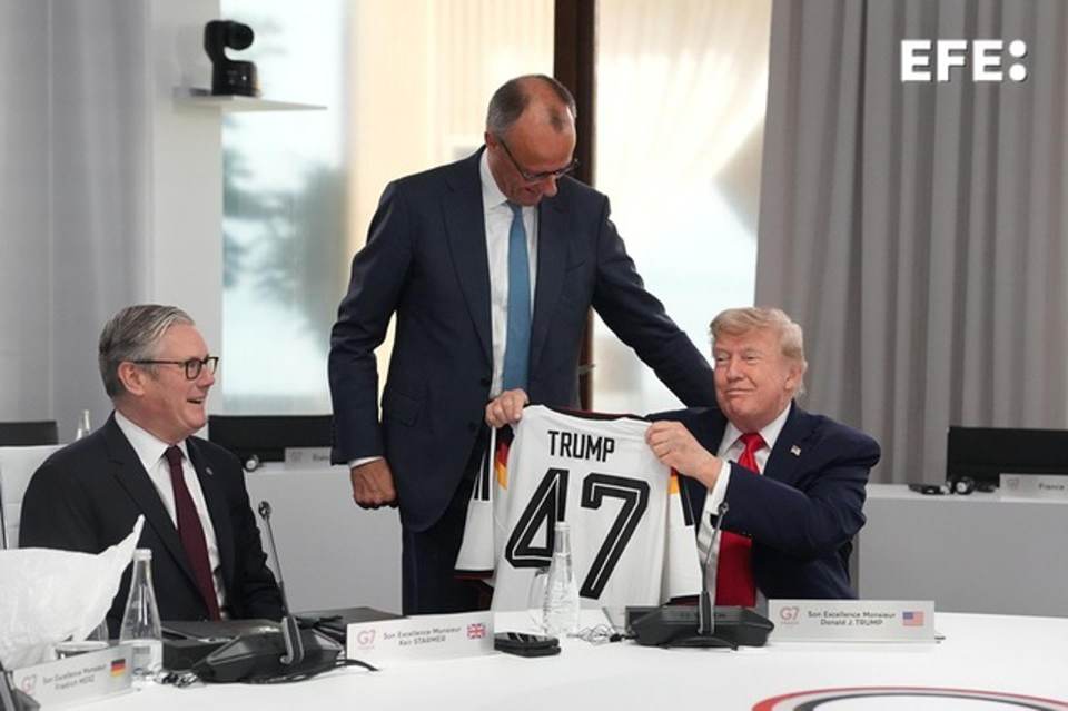 Merz regala a Trump una camiseta de la selección alemana con su apellido en la espalda