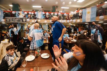 Multitudes se reúnen en Argentina para ver en masa la semifinal ante Inglaterra