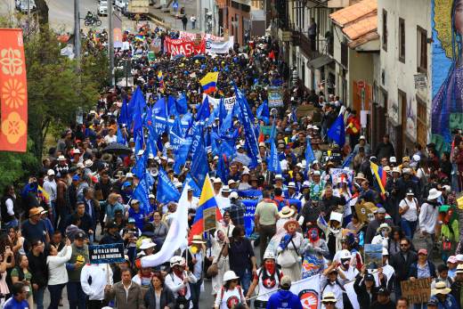 Al menos un millar de ecuatorianos marchan contra la minería en las lagunas de Quimsacocha