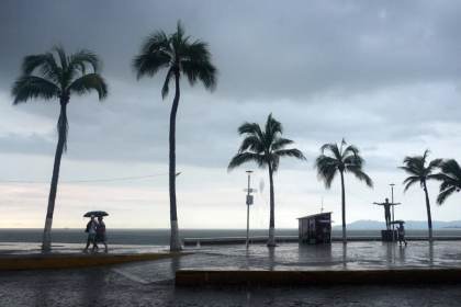 El huracán Polo baja a categoría 4 en el Pacífico mexicano pero acarrea viento y lluvias
