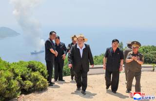 El líder norcoreano supervisa el lanzamiento de un misil de crucero desde navío de guerra