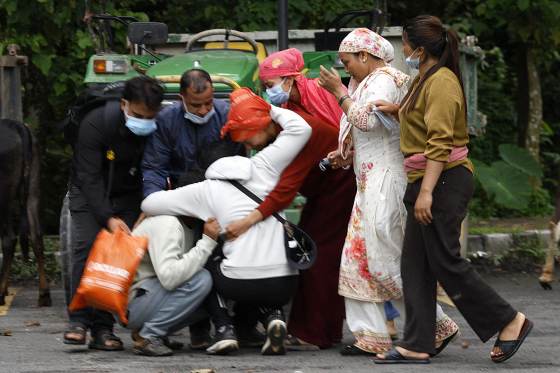 Rescatistas en Nepal dedican ocho horas a recuperar oro y dinero de un banco