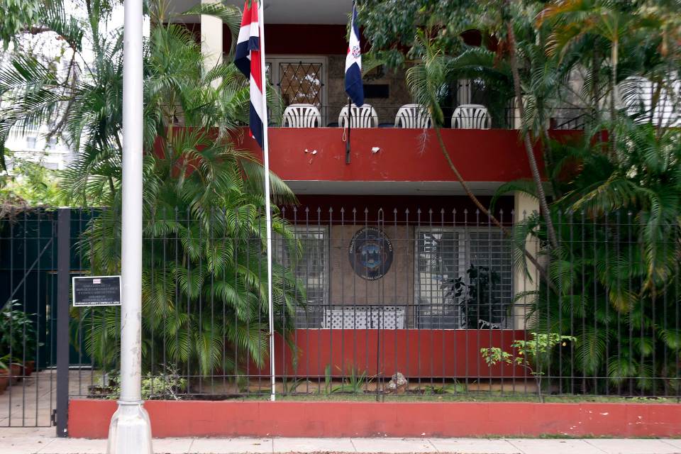Cuba rechaza que Costa Rica cierre su embajada en La Habana "bajo presión" de EEUU