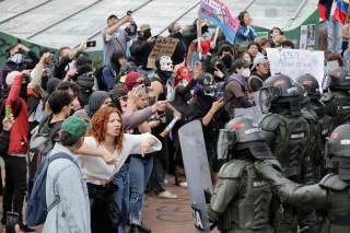 La Policía antidisturbios vuelve a disolver protestas pacíficas por la cultura colombiana