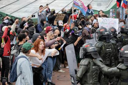 La Policía antidisturbios vuelve a disolver protestas pacíficas por la cultura colombiana