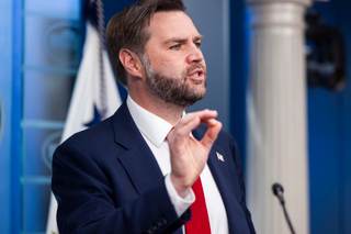 Vance pide a Israel "respetar" el proceso de paz con Irán