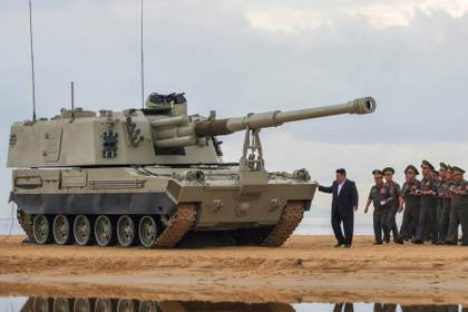 Kim observa pruebas de armas para reforzar la frontera intercoreana en efeméride de Guerra