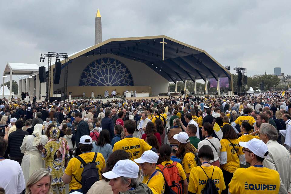 El mensaje de paz de León XIV conquista a los fieles que toman en masa el corazón de París