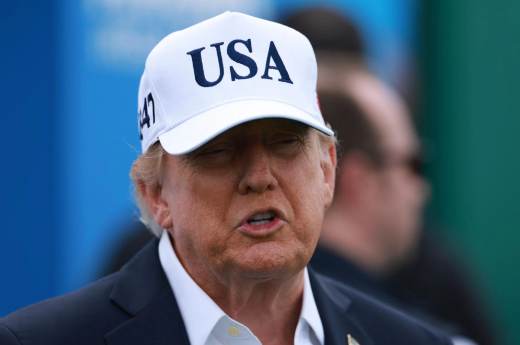 Trump acusa al Supremo de que sus decisiones "erróneas" han costado "billones" a EEUU