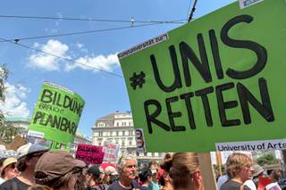 Masiva protesta en Viena contra los recortes millonarios en el presupuesto universitario