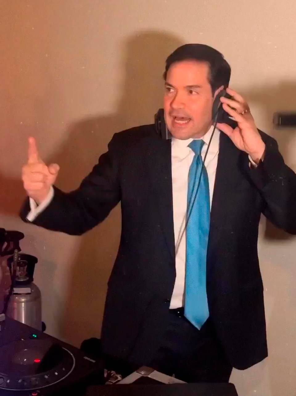 Vídeos de Marco Rubio como DJ en una boda se vuelven virales