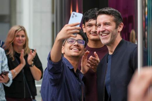 Ternus inaugura la venta del iPhone 18 Pro ante una multitud en Nueva York