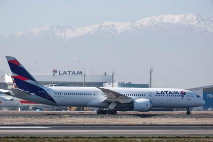 La aerolínea Latam recorta su previsión de ganancias en 2026, por el alza de los combustibles