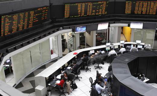Bolsa de México retrocede 2,69 % en la semana y se ubica en 67.976,5 unidades