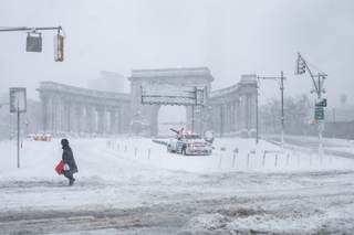 Potente tormenta paraliza el noreste de EE.UU. y deja a Nueva York bajo una nevada récord