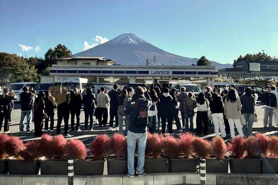 El ascenso al Fuji, entre masas de turistas y planes de prohibir su escalada en invierno