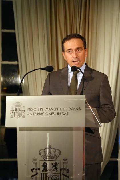 Albares dice que España defenderá a sus empresas en Cuba y rechaza sanciones