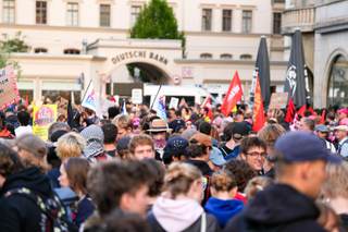 Unos 25.000 manifestantes protestan contra congreso de AfD, pero no impiden su celebración