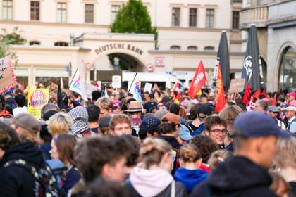 Unos 25.000 manifestantes protestan contra congreso de AfD, pero no impiden su celebración