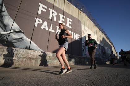 Gazatíes, muchos con muletas o en sillas de ruedas, corren en la Maratón de Palestina