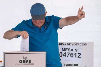 El ultraderechista López Aliaga reitera su desconfianza en autoridades electorales de Perú