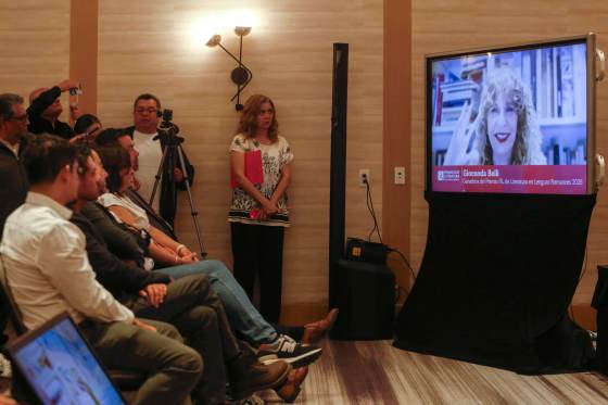 La literatura es una defensa ante la "palabra mecánica" de la IA, subraya Gioconda Belli