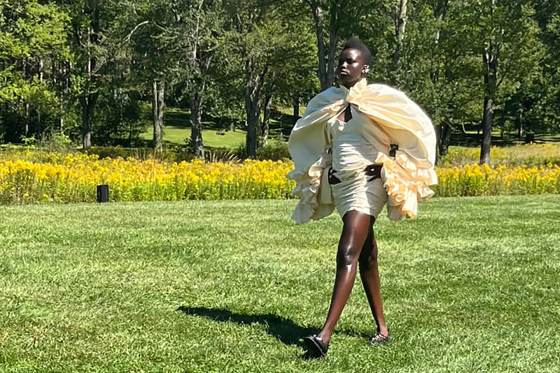 Collina Strada presenta su moda sostenible y punk en una montaña de Nueva York