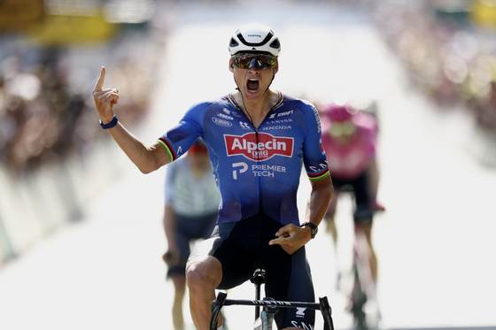 Van der Poel homenajea a su abuelo Poulidor y Pogacar sigue de amarillo