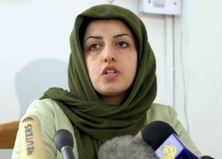 Francia, inquieta por la salud de la nobel iraní Mohammadi, pide a Teherán su liberación