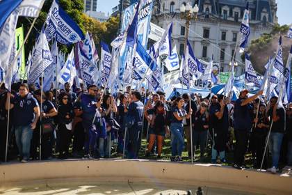 Mayor central obrera de Argentina protesta contra Milei frente a la Casa de Gobierno