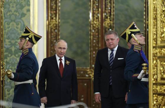 Fico denuncia que hay "un nuevo Telón de Acero" al reunirse con Putin en el Kremlin