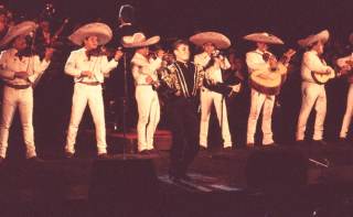 Un filme muestra imágenes inéditas del archivo de Juan Gabriel tras 10 años de su muerte
