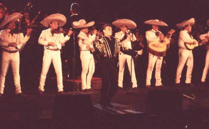 Un filme muestra imágenes inéditas del archivo de Juan Gabriel tras 10 años de su muerte