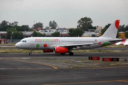 Agentes revisan avión en Aeropuerto Internacional de Ciudad de México por amenaza de bomba
