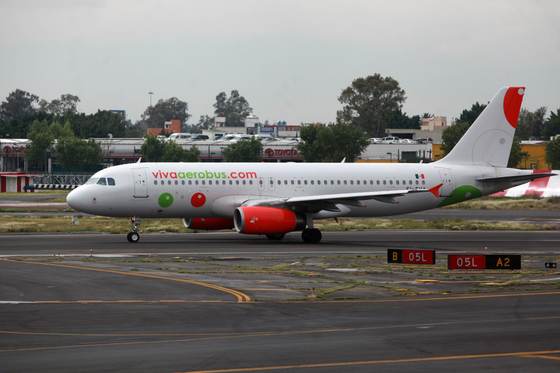 Agentes revisan avión en Aeropuerto Internacional de Ciudad de México por amenaza de bomba