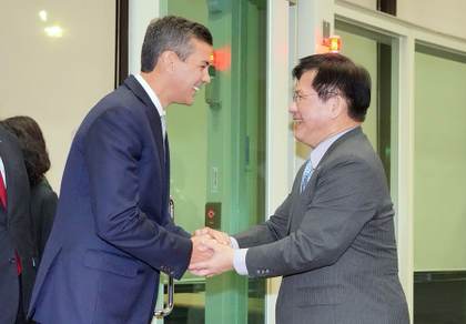 El presidente de Paraguay se reúne con el canciller taiwanés tras su llegada a la isla
