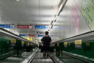 Avanzar o esperar: la etiqueta en las escaleras mecánicas divide a Corea del Sur