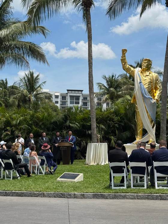 Trump defiende que su escultura dorada en Miami se convertirá en "monumento emblemático"