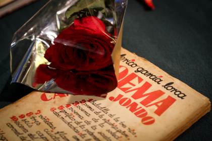 La tradición de Sant Jordi se expande en las librerías de Uruguay con textos y rosas