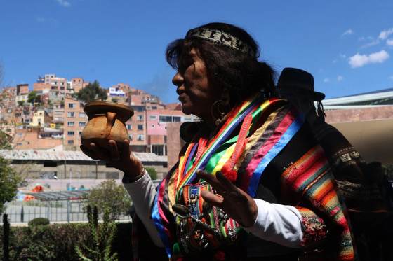 Sabios aimaras desfilan con 'ñatitas' o cráneos humanos por fiesta de difuntos en Bolivia