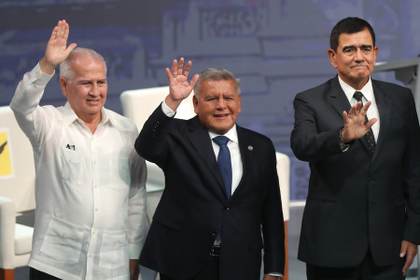 El candidato presidencial peruano César Acuña promete duplicar a 6 % el crecimiento de PIB