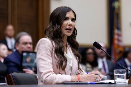 Kristi Noem, línea dura en inmigración, polémicas en su gestión y un apodo machista