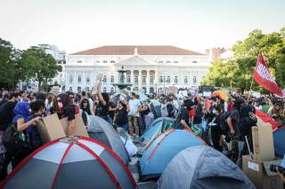 Jóvenes acampan en Lisboa contra la crisis de la vivienda y las políticas de Montenegro