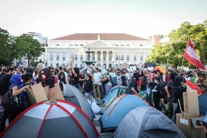 Jóvenes portugueses acampan en Lisboa y piden una huelga general como en España