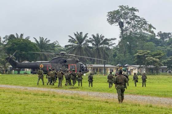 Ecuador y EE.UU. destruyen un campamento de grupo disidente de las FARC cerca de Colombia