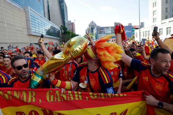Más de 1.500 españoles animan la previa con una marcha hasta el estadio