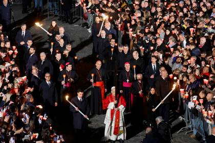 León XIV recupera la tradición de portar la cruz en multitudinario viacrucis en el Coliseo